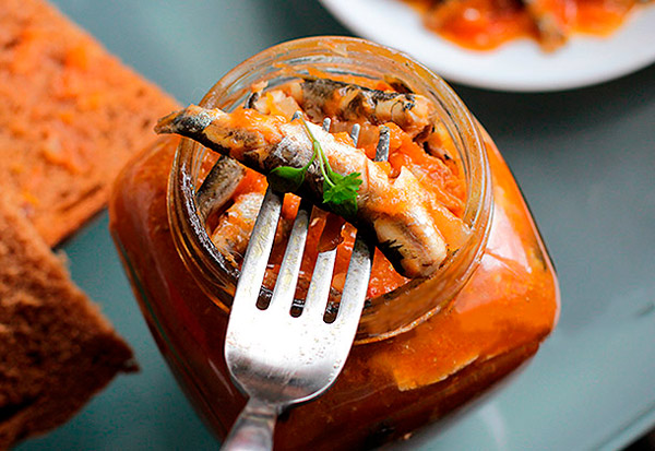 Рыба в томатном соусе - универсальный рецепт аппетитных домашних консервов